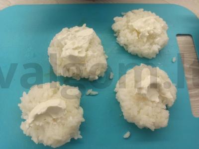 Ryžių onigiri su ryžiais, agurku ir varškės sūriu Žingsnis 4