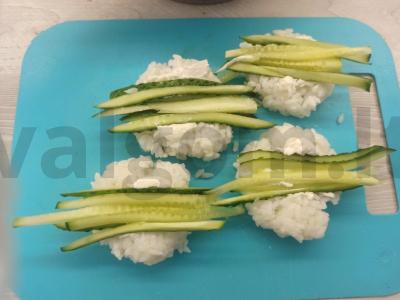 Ryžių onigiri su ryžiais, agurku ir varškės sūriu Žingsnis 5