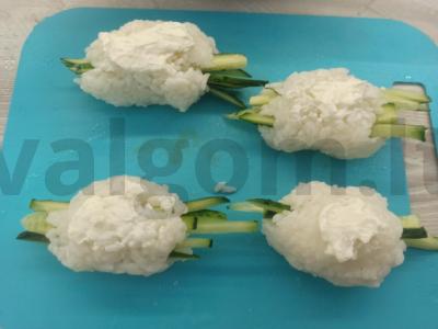 Ryžių onigiri su ryžiais, agurku ir varškės sūriu Žingsnis 7