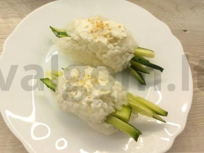 Ryžių onigiri su ryžiais, agurku ir varškės sūriu pagrindine nuotrauka