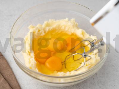 Lengvas slyvų pyragas Žingsnis 1