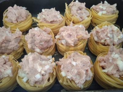 Makaronai-nestai, kepti su kalakutų faršu po sūriu Žingsnis 3