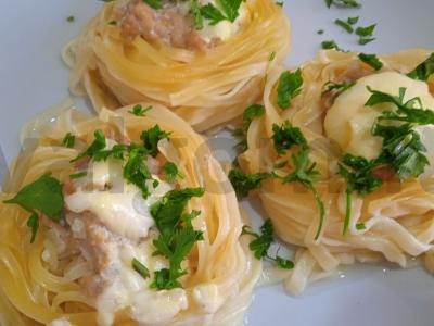 Makaronai-nestai, kepti su kalakutų faršu po sūriu pagrindine nuotrauka