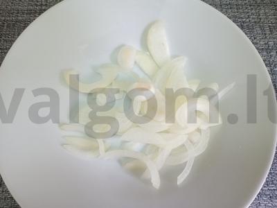 Salotos su raugintais kopūstais, marinuotais voveraitėmis ir vynuogių aliejumi Žingsnis 1