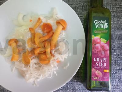 Salotos su raugintais kopūstais, marinuotais voveraitėmis ir vynuogių aliejumi Žingsnis 4