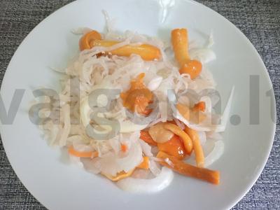 Salotos su raugintais kopūstais, marinuotais voveraitėmis ir vynuogių aliejumi Žingsnis 5