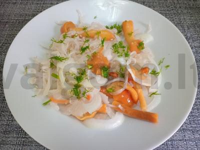 Salotos su raugintais kopūstais, marinuotais voveraitėmis ir vynuogių aliejumi pagrindine nuotrauka