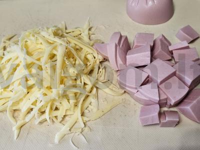 Sultinga pica su sūriu, dešra ir kukurūzais Žingsnis 1