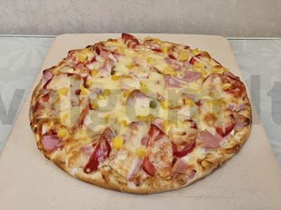 Sultinga pica su sūriu, dešra ir kukurūzais pagrindine nuotrauka