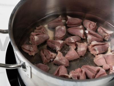 Salotas „Iš visos širdies“ su avinžirniais ir vištienos širdelėmis Žingsnis 2