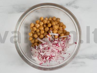 Salotas „Iš visos širdies“ su avinžirniais ir vištienos širdelėmis Žingsnis 3