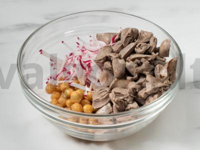 Salotas „Iš visos širdies“ su avinžirniais ir vištienos širdelėmis Žingsnis 4