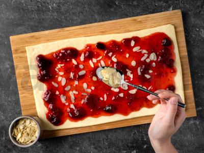 Šviesios bandelės su braškių ir migdolų įdaru Žingsnis 5