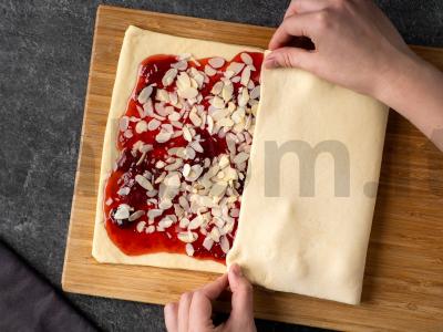 Šviesios bandelės su braškių ir migdolų įdaru Žingsnis 6