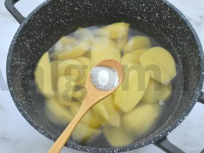 Bulvių košė su kiaušiniu ir pienu Žingsnis 1