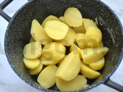 Bulvių košė su kiaušiniu ir pienu Žingsnis 2