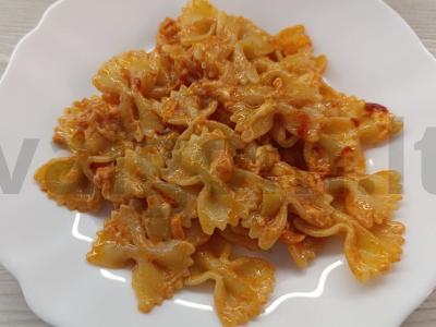 Farfalle su pomidorų-grietinės padažu pagrindine nuotrauka