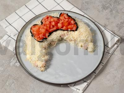 Salotas „Rusijos gražuolė“ su kumpiu pagrindine nuotrauka