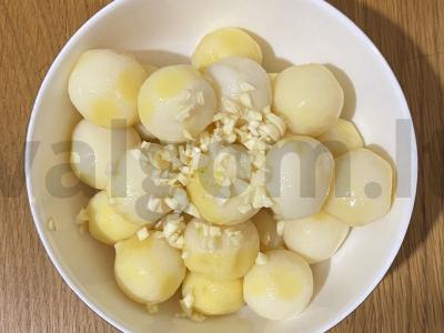 Kūdikių bulvės grietinėlės ir česnako padaže, keptos orkaitėje Žingsnis 1