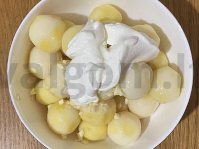 Kūdikių bulvės grietinėlės ir česnako padaže, keptos orkaitėje Žingsnis 2