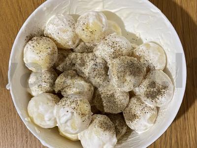 Kūdikių bulvės grietinėlės ir česnako padaže, keptos orkaitėje Žingsnis 3