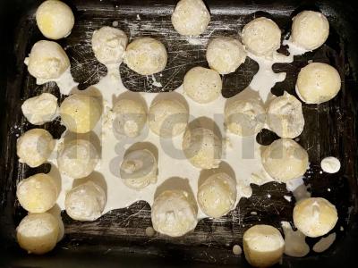 Kūdikių bulvės grietinėlės ir česnako padaže, keptos orkaitėje Žingsnis 4