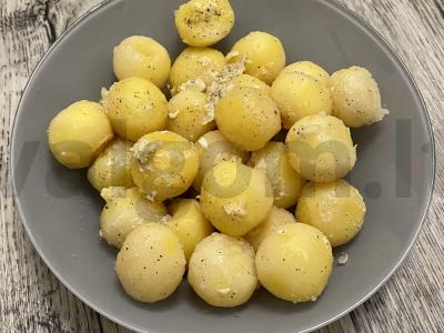 Kūdikių bulvės grietinėlės ir česnako padaže, keptos orkaitėje pagrindine nuotrauka