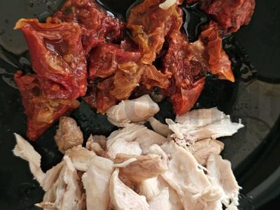 Makaronai su vištiena ir džiovintais pomidorais Žingsnis 3