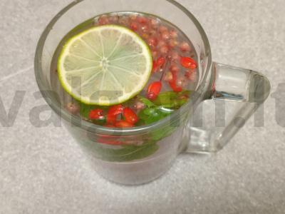 Vitamininis arbata su mėtomis, sumachu, barbaru, laimu ir medumi Žingsnis 4