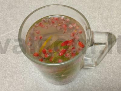 Vitamininis arbata su mėtomis, sumachu, barbaru, laimu ir medumi Žingsnis 5