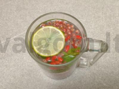 Vitamininis arbata su mėtomis, sumachu, barbaru, laimu ir medumi pagrindine nuotrauka