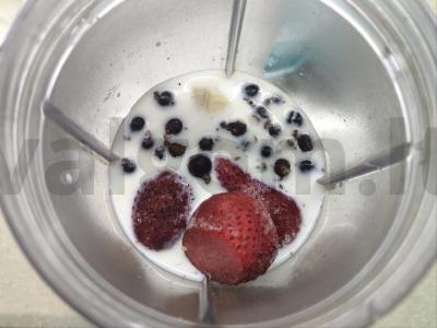 Uogų smūgis su pienu ir ledais Žingsnis 2
