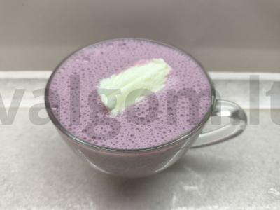 Uogų smūgis su pienu ir ledais pagrindine nuotrauka