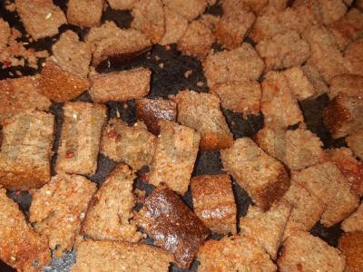 Kvapnūs skrudinti duonos gabaliukai su baziliku Žingsnis 3