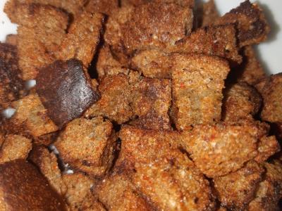 Kvapnūs skrudinti duonos gabaliukai su baziliku pagrindine nuotrauka