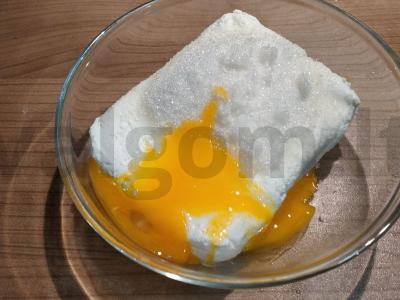 Skani sluoksniuota tešla su varške ir vanilinu Žingsnis 1