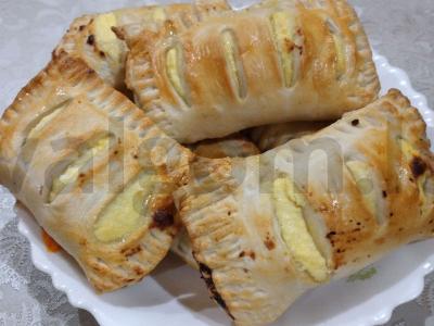 Skani sluoksniuota tešla su varške ir vanilinu pagrindine nuotrauka