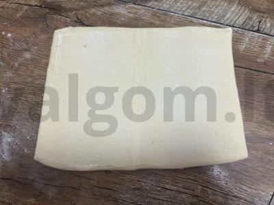 Sūrio paplotėlis iš sluoksniuoto tešlos su česnaku Žingsnis 1