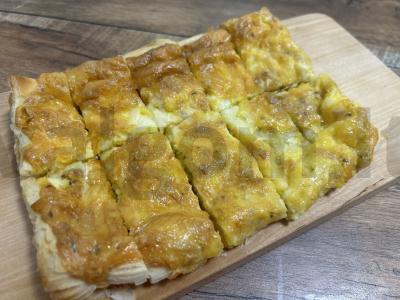 Sūrio paplotėlis iš sluoksniuoto tešlos su česnaku pagrindine nuotrauka