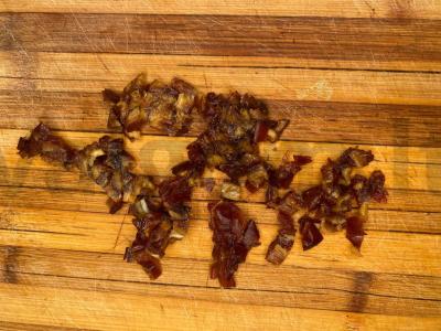 Datu ir graikinių riešutų saldainiai su kakava Žingsnis 1