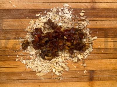 Datu ir graikinių riešutų saldainiai su kakava Žingsnis 3