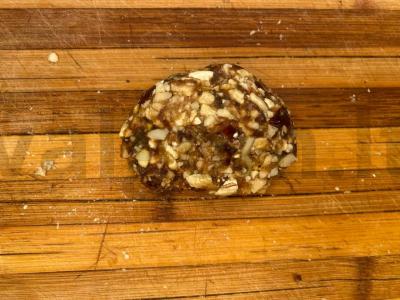 Datu ir graikinių riešutų saldainiai su kakava Žingsnis 4