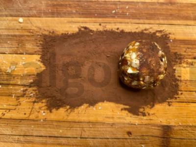 Datu ir graikinių riešutų saldainiai su kakava Žingsnis 6