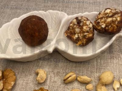 Datu ir graikinių riešutų saldainiai su kakava pagrindine nuotrauka