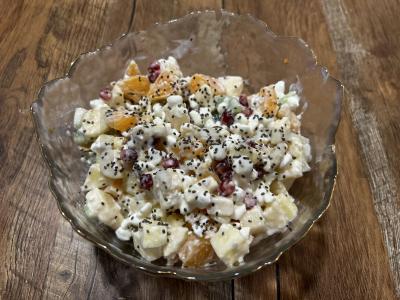 Vaisių salotos su varškės sūriu ir chia sėklomis pagrindine nuotrauka