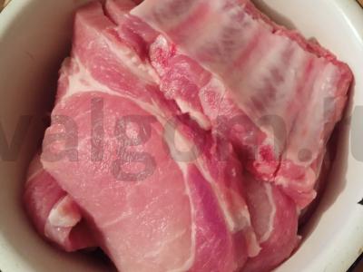 Kiauliena, kepta su sūriu ir pomidorais Žingsnis 1