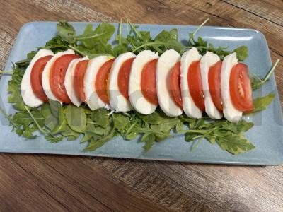 Salotas „Caprese su rukola“ Žingsnis 4