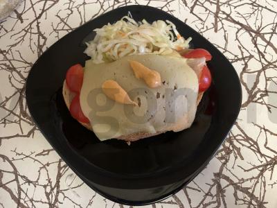 Atviras burgeris arba sumuštinis su vištienos kotletu pagrindine nuotrauka