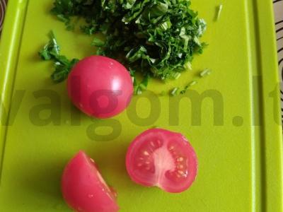 Užkandis iš karbonado su kiaušiniu, kalendra ir vyšniniais pomidorais Žingsnis 5