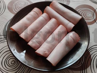 Užkandis iš karbonado su kiaušiniu, kalendra ir vyšniniais pomidorais pagrindine nuotrauka